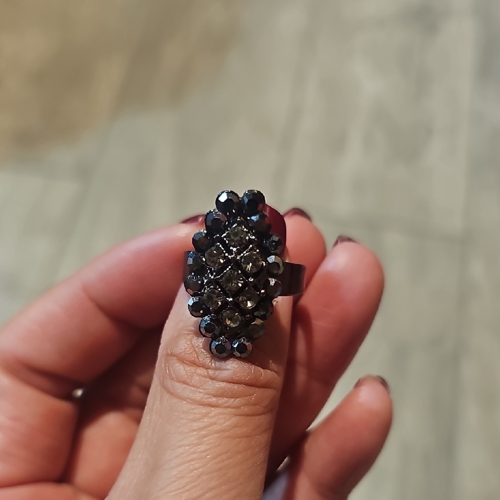 Elegant Black Stone Ring - Picture 2 of 4